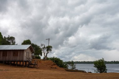 Anavilhanas, Amazonas, Brezilya 'daki Negro Nehri üzerindeki yoğun yağmur bulutlarına güzel manzara