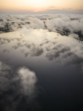 Anavilhanas Takımadaları, Amazonlar, Brezilya 'daki yeşil Amazon yağmur ormanlarına, bulutlara, adalara ve nehre güzel hava manzarası