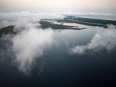 Anavilhanas Takımadaları, Amazonlar, Brezilya 'daki yeşil Amazon yağmur ormanlarına, bulutlara, adalara ve nehre güzel hava manzarası