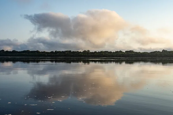 ブラジルアマゾン アナヴィラス アマゾン ブラジルの川の上に日の出と雲への美しい景色 — ストック写真