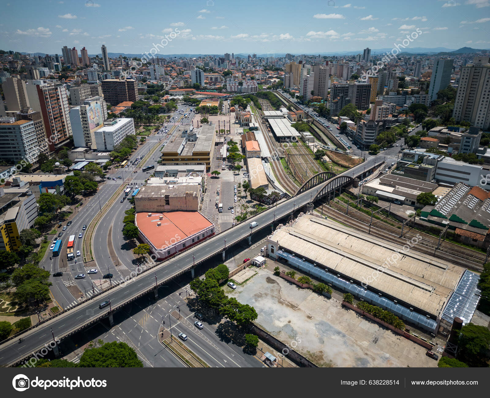 Beautiful Drone Aerial View Big City Buildings Streets Train Tracks — Photo  éditoriale © vitormarigo #638228514