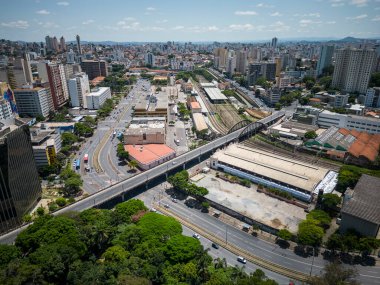 Belo Horizonte, Minas Gerais, Brezilya 'daki büyük şehir binaları, sokaklar ve tren raylarının güzel insansız hava aracı görüntüsü