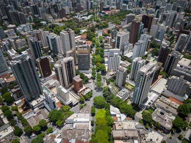 Belo Horizonte, Minas Gerais, Brezilya 'daki büyük şehir binalarının ve sokakların güzel insansız hava aracı görüntüsü