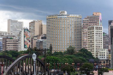 Belo Horizonte, Minas Gerais, Brezilya 'daki büyük şehir binaları ve köprü sokakları için güzel bir manzara