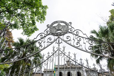 Belo Horizonte, Minas Gerais, Brezilya 'nın merkezindeki eski tarihi binanın demir kapısının güzel manzarası.