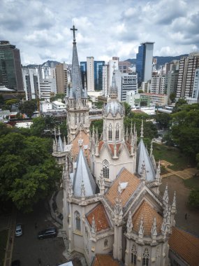 Güzel drone manzaralı kilise binası ve Belo Horizonte, Minas Gerais, Brezilya 'daki yeşil ağaçlar.