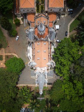 Güzel drone manzaralı kilise binası ve Belo Horizonte, Minas Gerais, Brezilya 'daki yeşil ağaçlar.