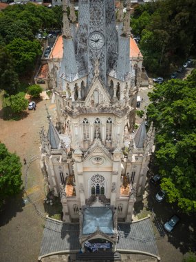Güzel drone manzaralı kilise binası ve Belo Horizonte, Minas Gerais, Brezilya 'daki yeşil ağaçlar.