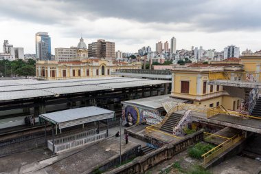Brezilya 'nın Minas Gerais kentindeki Belo Horizonte şehrindeki tarihi merkez tren istasyonu binasının güzel manzarası.