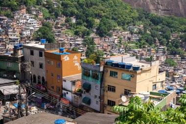 Rio de Janeiro, Brezilya 'daki fakir gecekondu evleri için güzel bir manzara.