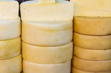 Merkez marketteki yerel mağazadaki zanaatkar peynir yığınına bakın, Belo Horizonte, Minas Gerais, Brezilya