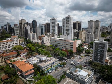Belo Horizonte, Minas Gerais, Brezilya 'daki büyük şehir binalarının ve sokakların güzel insansız hava aracı görüntüsü