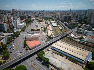 Belo Horizonte, Minas Gerais, Brezilya 'daki büyük şehir binaları, sokaklar ve tren raylarının güzel insansız hava aracı görüntüsü