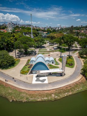 Güzel insansız hava aracı görüntüsü Belo Horizonte, Minas Gerais, Brezilya 'daki mavi modern mimari kilise binasına