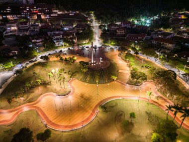 Belo Horizonte, Minas Gerais, Brezilya 'da gece yarısı halka açık meydan ve sokak ışıklarına güzel insansız hava aracı manzarası