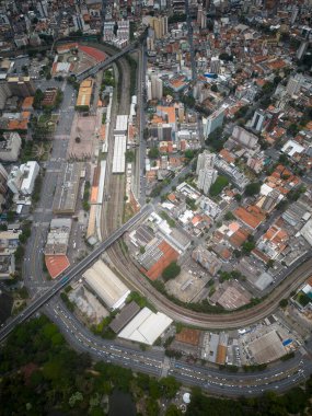 Belo Horizonte, Minas Gerais, Brezilya 'daki büyük şehir binalarına ve tren raylarına güzel drone manzarası