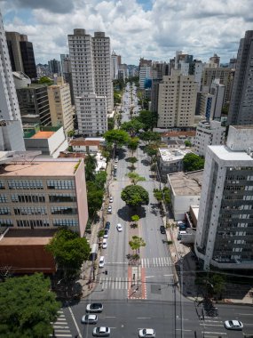 Belo Horizonte, Minas Gerais, Brezilya 'daki büyük şehir binalarının ve sokakların güzel insansız hava aracı görüntüsü