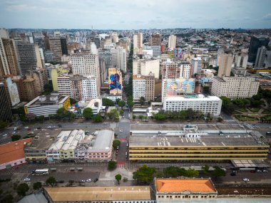 Belo Horizonte, Minas Gerais, Brezilya 'daki büyük şehir binalarının ve sokakların güzel insansız hava aracı görüntüsü