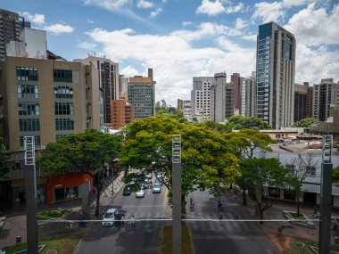 Belo Horizonte, Minas Gerais, Brezilya 'daki büyük şehir binalarının ve sokakların güzel insansız hava aracı görüntüsü