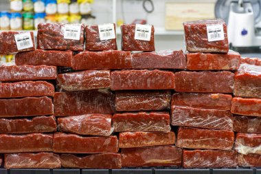 Merkez marketteki yerel mağazaya kırmızı guava yığını manzarası, Belo Horizonte, Minas Gerais, Brezilya