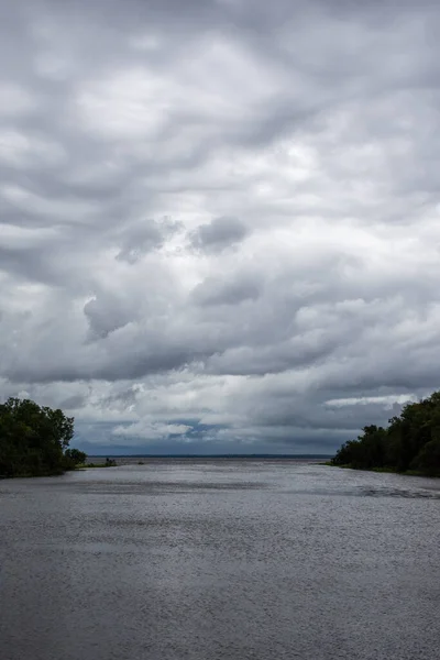 Вид Крупную Реку Большие Дождевые Облака Зеленую Амазонию Равест Недалеко — стоковое фото