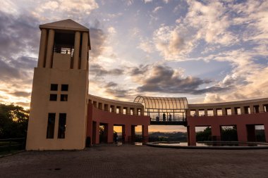Paran, Brezilya 'nın başkenti Curitiba' daki Tangu Şehir Parkı 'na güzel bir gün batımı manzarası.