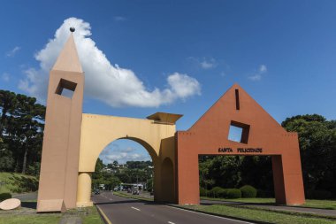 Turuncu Santa Felicidade şehir portalına güzel bir manzara yeşil alanda, Curitiba, Paran, Brezilya 'nın başkenti.