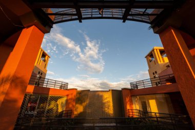 Paran, Brezilya 'nın başkenti Curitiba' daki Tangu Şehir Parkı 'na güzel bir gün batımı manzarası.