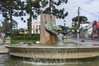 Paran, Brezilya 'nın başkenti Curitiba' daki at suyu çeşmesi ve tarihi şehir binalarının güzel manzarası.