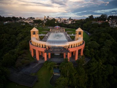 Curitiba, Paran, Brezilya 'daki Tangu Şehir Parkı binalarına güzel hava günbatımı manzarası.