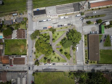 Morretes, Paran, Brezilya 'daki tarihi tren yolu ve şehir binalarına güzel bir hava manzarası..