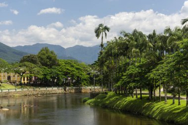 Küçük bir kasabada yeşil alana ve şehir nehrine güzel bir manzara Morretes, Paran, Brezilya.
