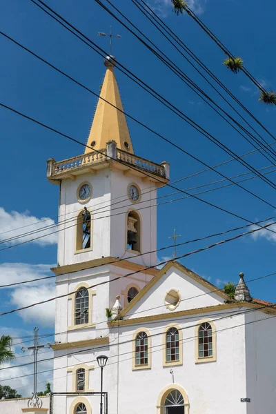 Bela Vista Para Antigo Edifício Histórico Igreja Branca Pequena Cidade — Fotografia de Stock