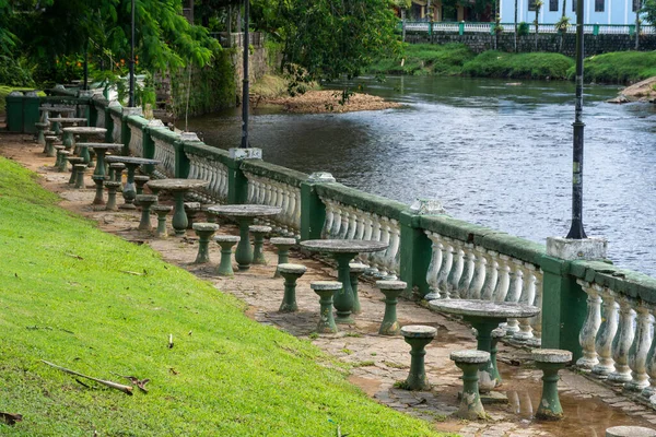 Schöne Aussicht Auf Den Grünen Öffentlichen Platz Fluss Mit Tischen — Stockfoto