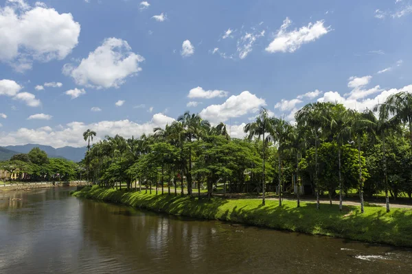 巴西巴拉那莫雷茨小镇绿地和城市河流美景 — 图库照片
