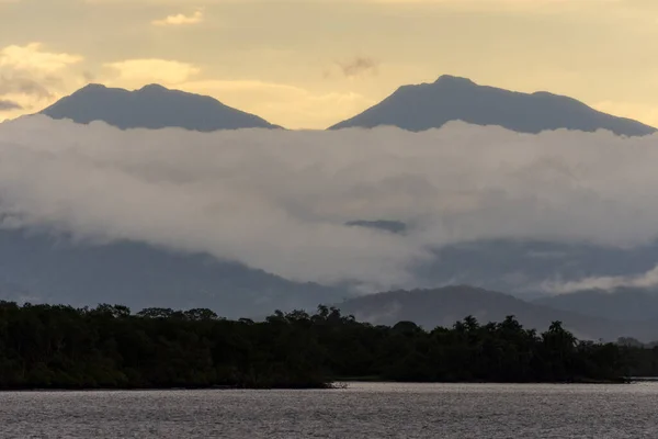 Вид Залива Океан Редкие Облака Над Зелеными Редкими Горами Гуараквеабе — стоковое фото