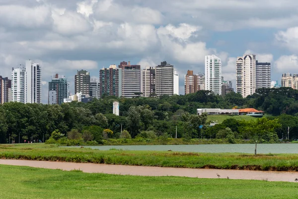 Paran, Brezilya 'nın başkenti Curitiba' daki yeşil şehir parkı Barigui 'den güzel manzaralı binalar..