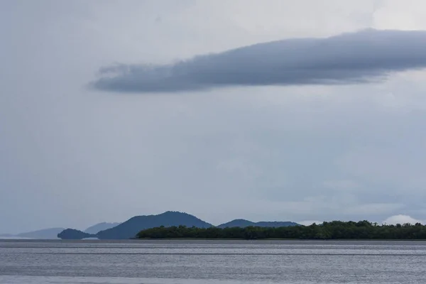 Hermosa Vista Bahía Del Océano Las Nubes Lluviosas Sobre Las — Foto de Stock