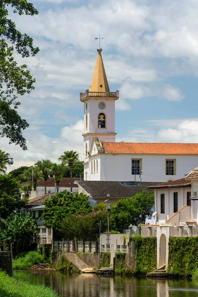 小さな町で古い歴史的な都市の建物や川への美しい景色 Morretes Paran Brazil — ストック写真