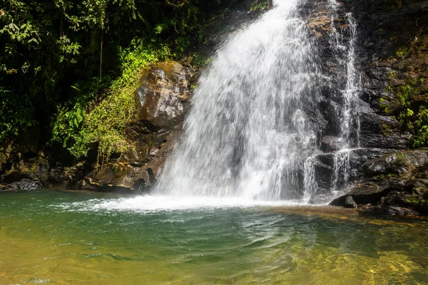 巴西巴拉圭省瓜拉基尔巴Salto Morato生态保护区的绿色大西洋雨林瀑布美景 — 图库照片