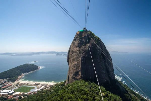 Piękny Widok Sugar Loaf Zieloną Skalistą Górę Rio Janeiro Brazylia — Zdjęcie stockowe