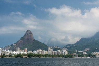 Rio de Janeiro, Brezilya 'daki göl bölgesindeki binaların ve dağların güzel manzarası