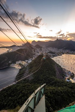 Sugar Loaf Dağı 'ndan okyanusa güzel manzara, yeşil yağmur ormanı ve şehir binaları, Rio de Janeiro, Brezilya