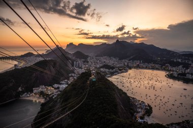 Sugar Loaf Dağı 'ndan okyanusa güzel manzara, yeşil yağmur ormanı ve şehir binaları, Rio de Janeiro, Brezilya