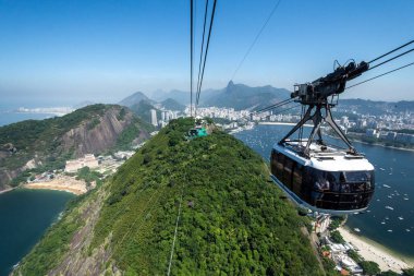 Sugar Loaf teleferiğinden yeşil dağlara ve şehir binalarına, Rio de Janeiro, Brezilya