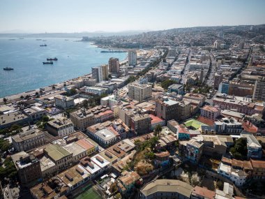 Şili Valparaso 'daki şehir binalarına ve okyanusa güzel bir hava manzarası.