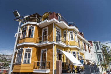 Valparaso, Şili 'deki geleneksel renkli şehir binalarına güzel manzara.