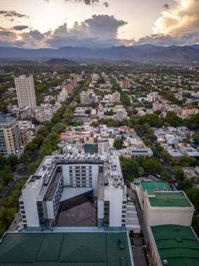 Arjantin, Mendoza 'da şehir binalarına ve yeşil halka açık sokaklara güzel hava manzarası