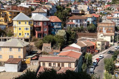 Valparaso, Şili 'deki geleneksel renkli şehir binalarına güzel manzara.