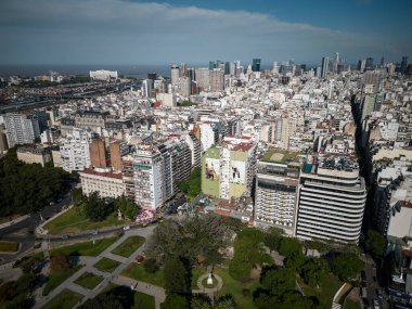 Buenos Aires şehir merkezindeki yeşil park ve şehir binalarının güzel hava manzarası, Arjantin